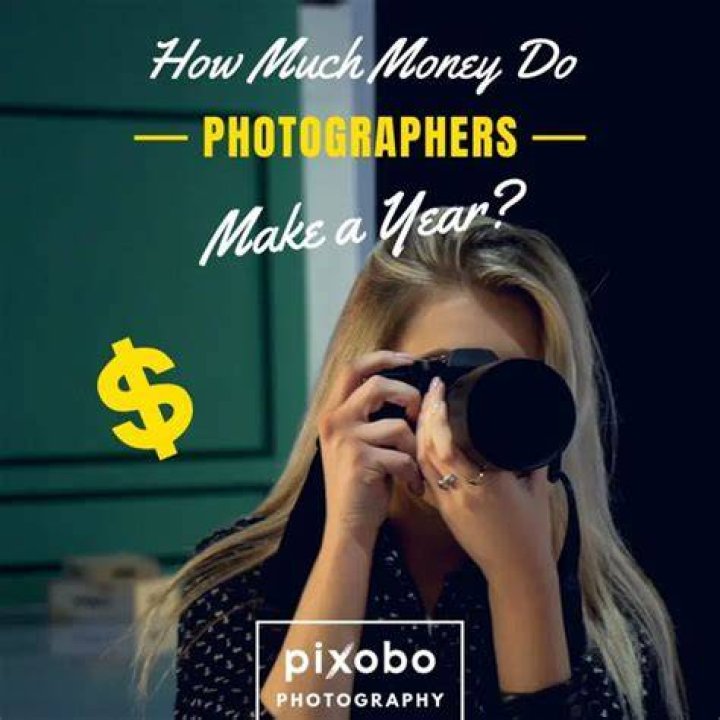 How much money do photographers make in a month?