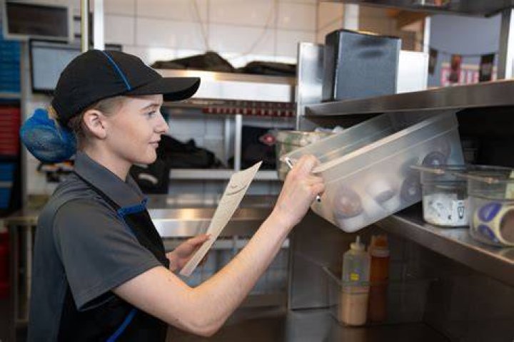 How much money does a Dominos manager make?