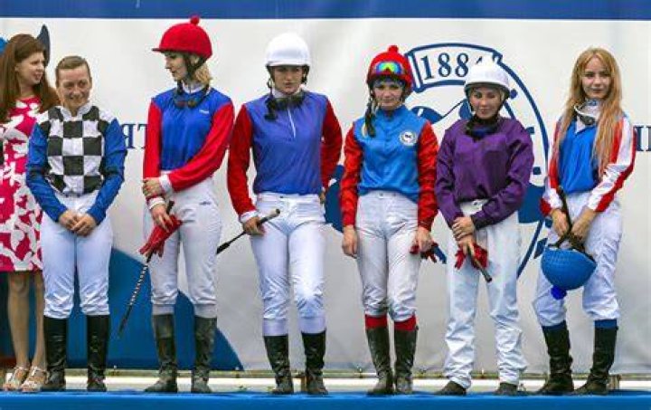How tall is a female jockey?