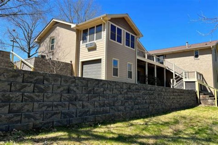 How tall should retaining wall be?