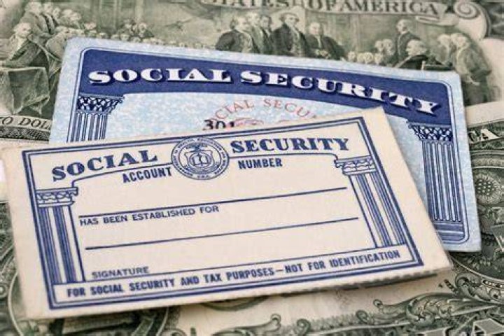 Is a parent supposed to sign your Social Security card?