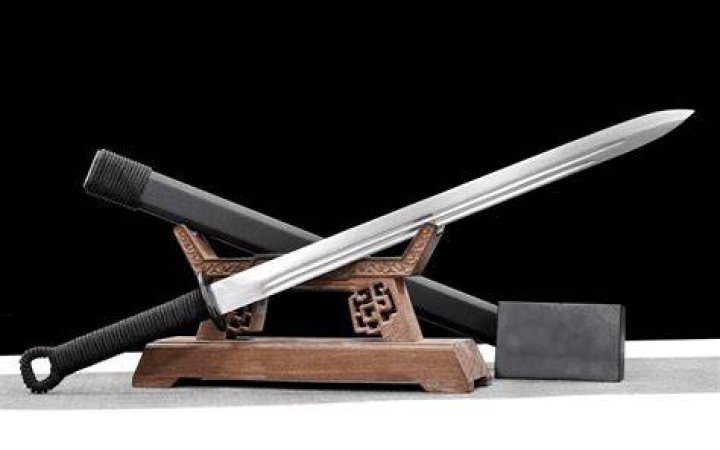 Is a shortsword a simple weapon?