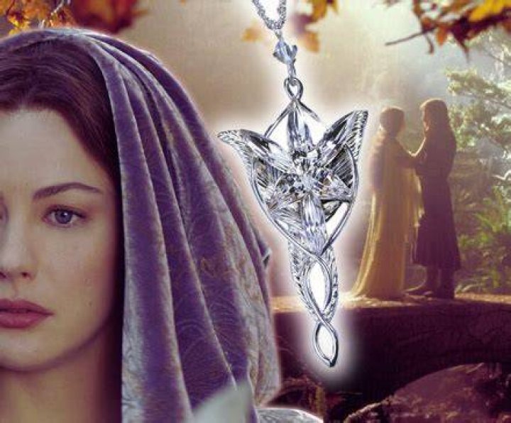 Is Arwen's necklace in the books?