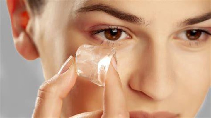 Is ice cubes good for face?