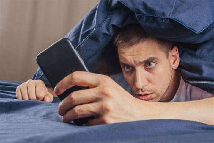 Is it bad to use phone first thing in the morning?