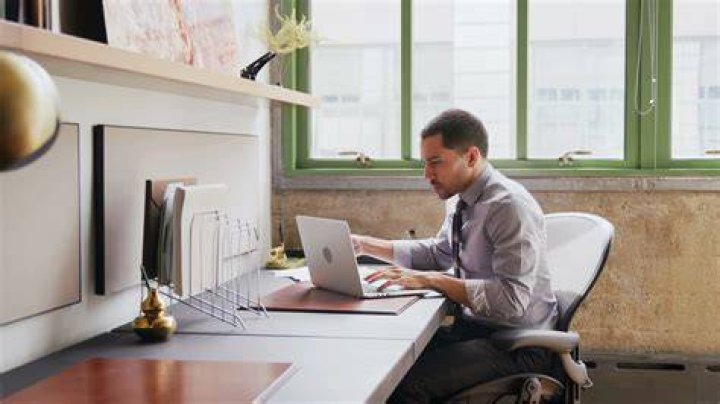 Is it legal for an employee to work alone?