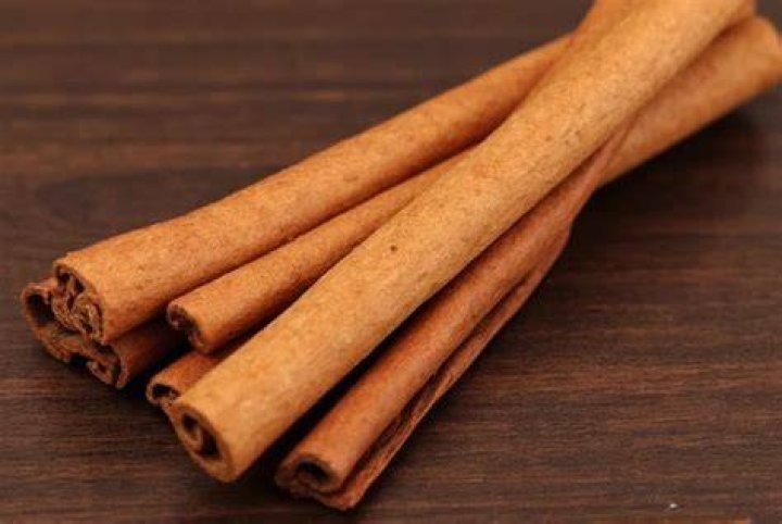 Is it OK to eat a cinnamon stick?