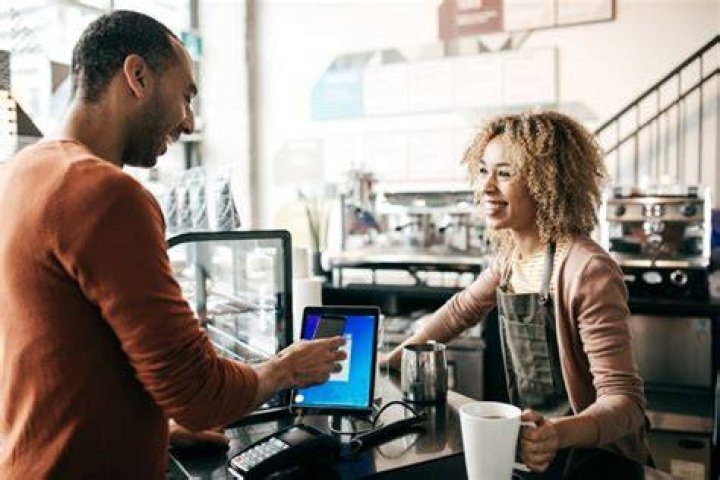 Is it rude not to tip at a coffee shop?