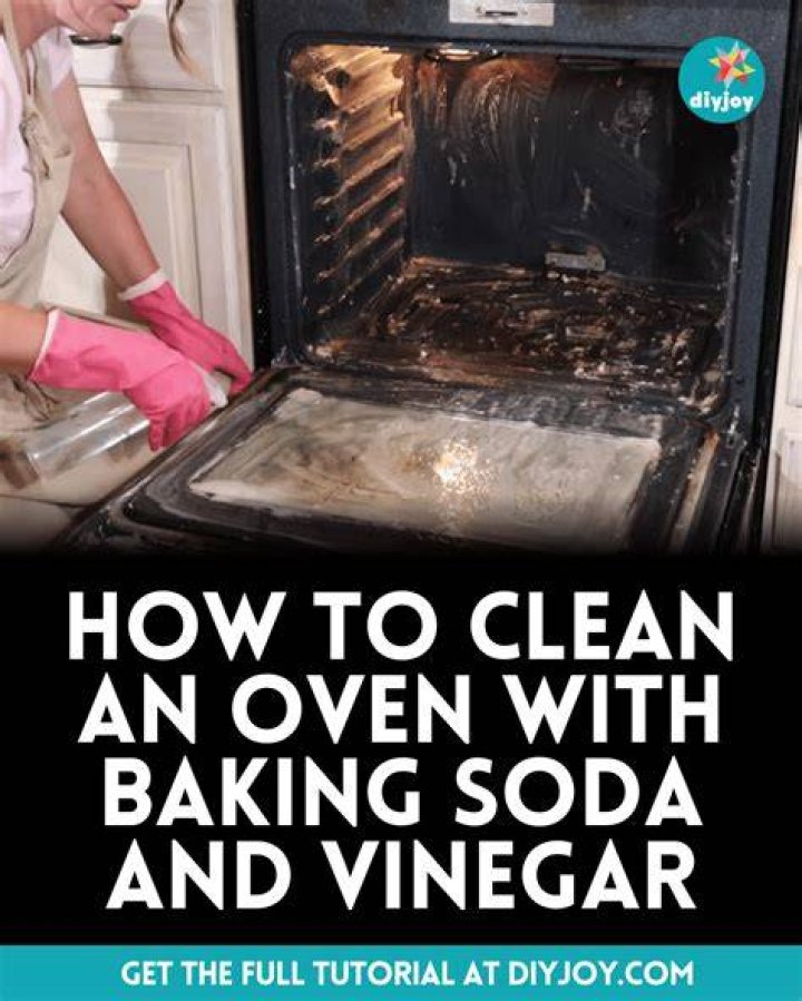 Is it safe to clean oven with baking soda and vinegar?