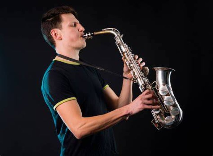 Is it unhealthy to play saxophone?