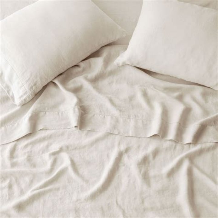 Is linen hot to sleep on?