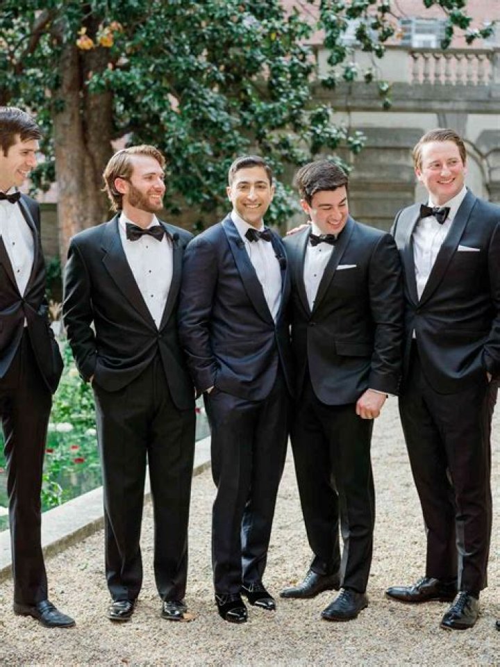 Should I wear a tie to a wedding?