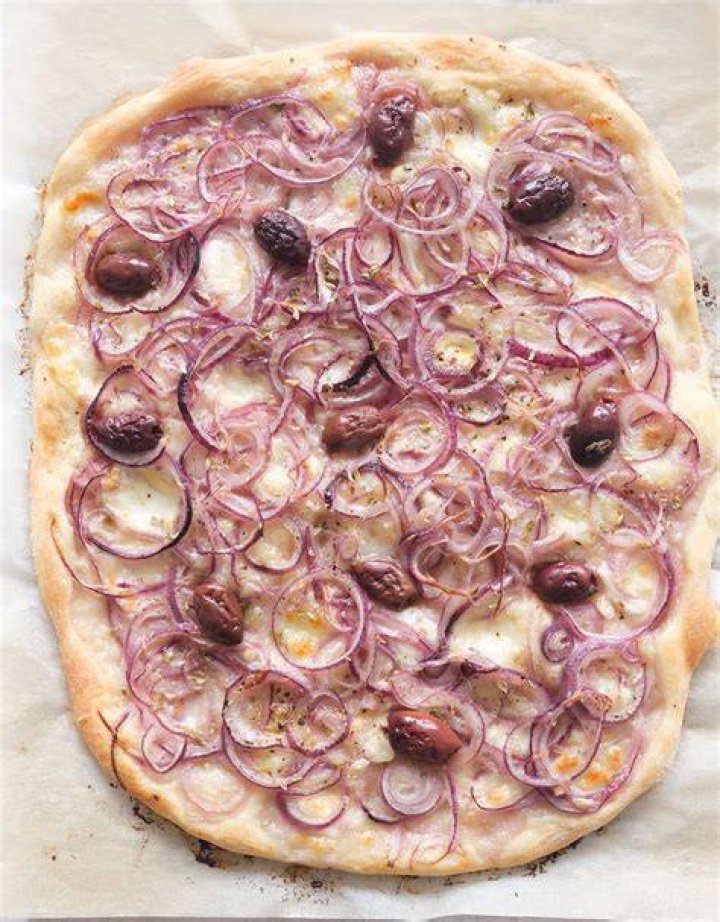 Should onions be cooked before putting on pizza?