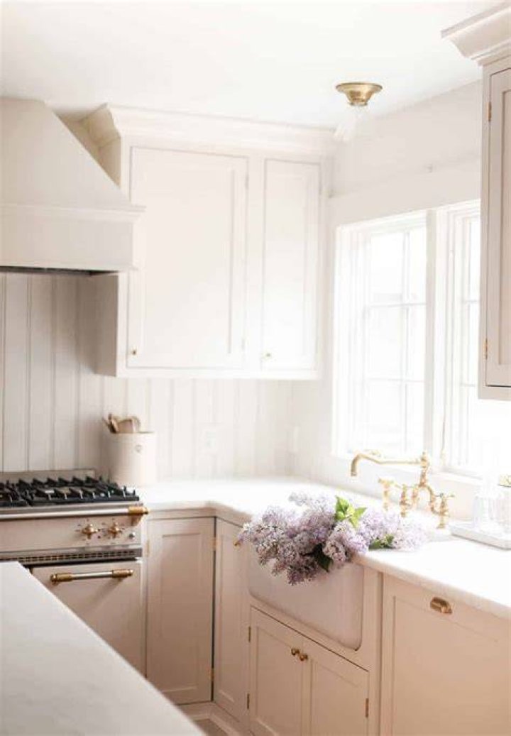 Should white cabinets be the same color as trim?