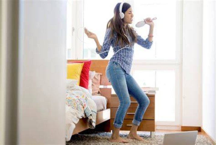 Should you live alone in college?