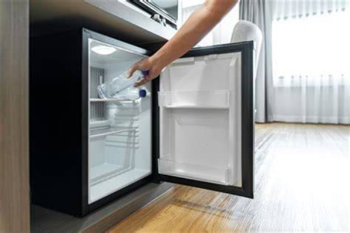 Should you put hot jam in fridge?