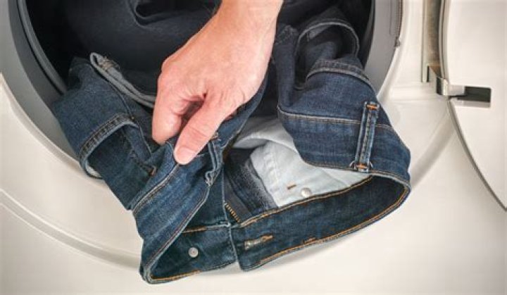 Should you zip pants before washing?