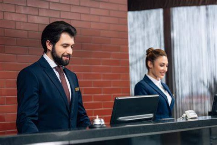 What are the duties of a front desk officer in a hotel?