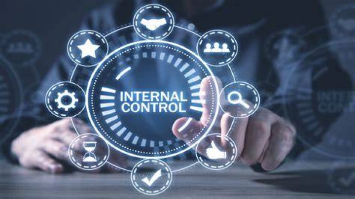 What are the factors that limit the effectiveness of internal control?
