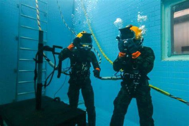 What are the job opportunities available for scuba diving?