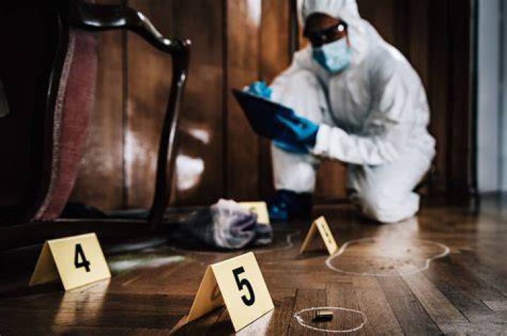 What are the responsibilities of homicide investigator?