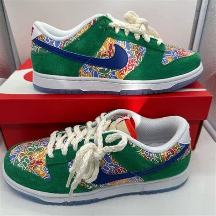 What brand are dunks?