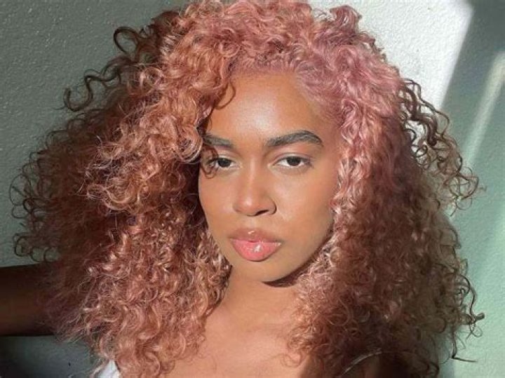 What causes gold hair?