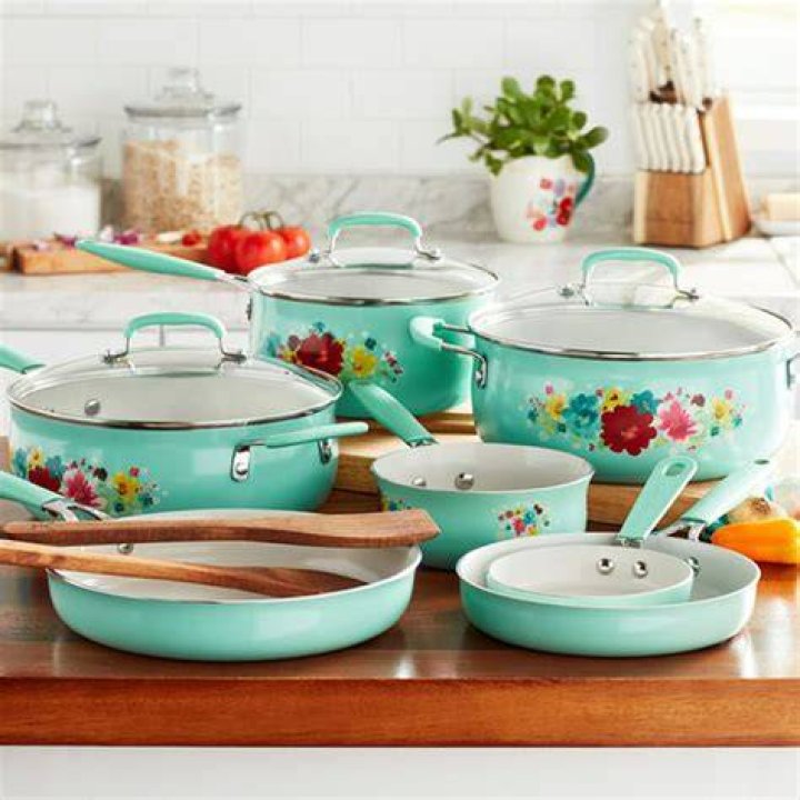 What company makes Pioneer Woman cookware?