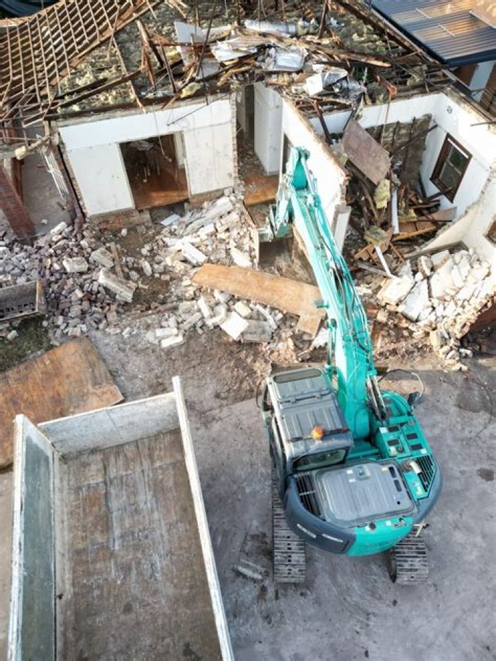 What degree do you need to be a demolition expert?
