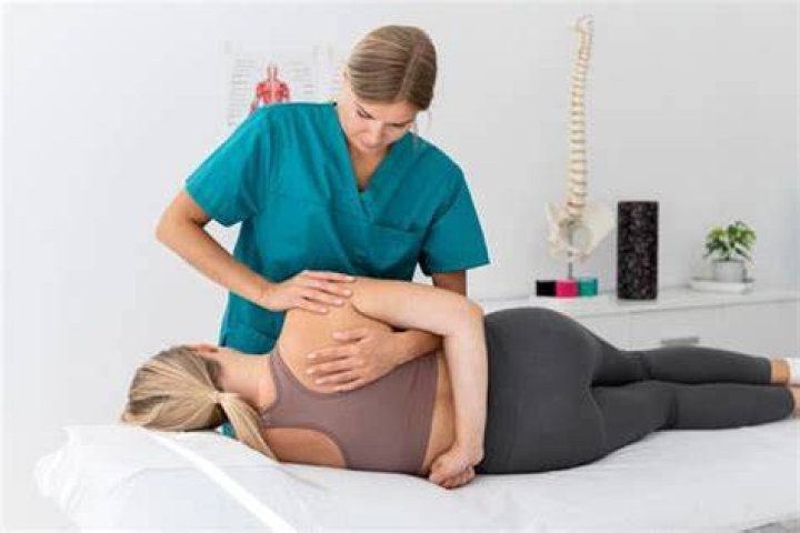 What do chiropractic assistants wear?