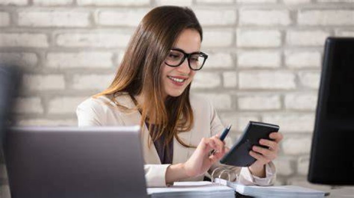 What do healthcare accountants do?