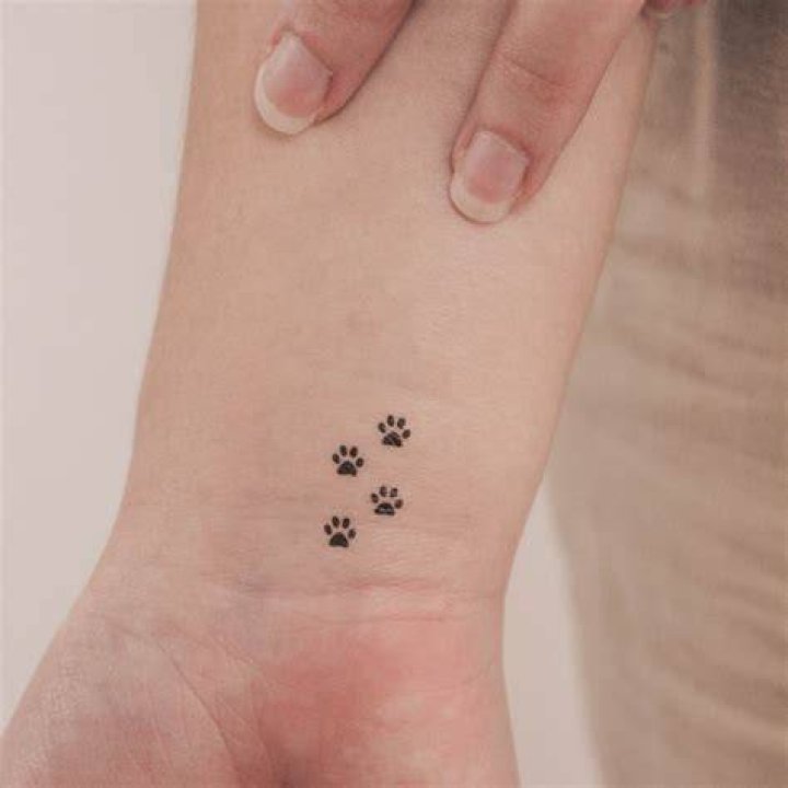 What does a cat paw print tattoo mean?
