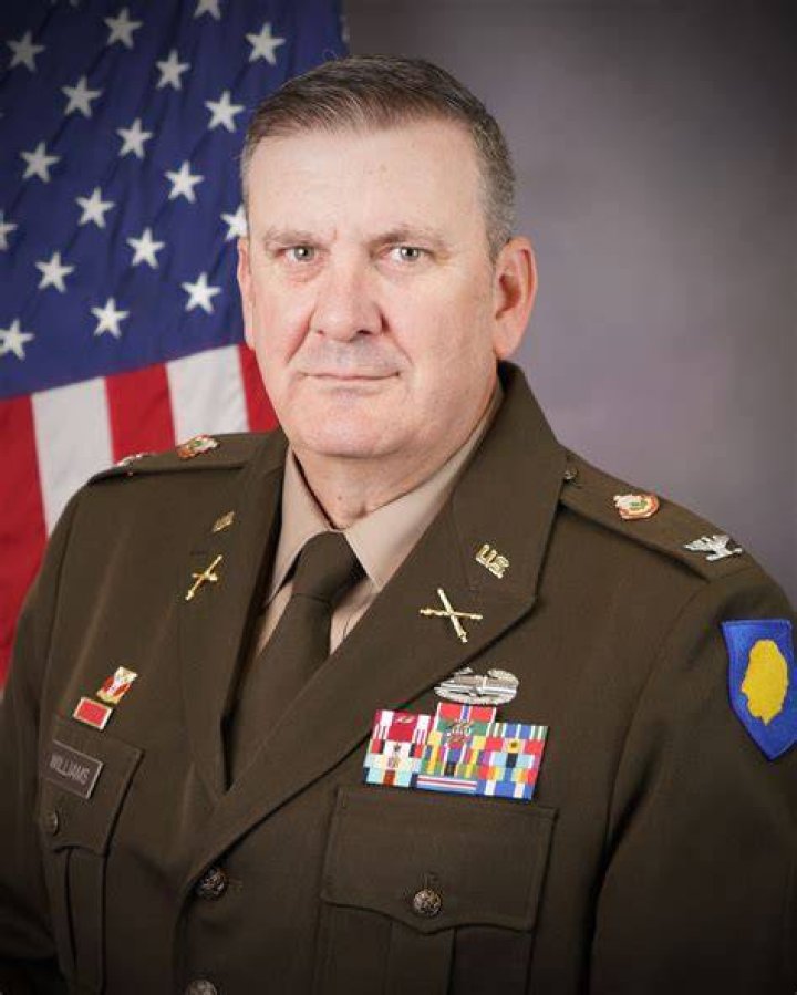 What does a colonel in the Army National Guard make?