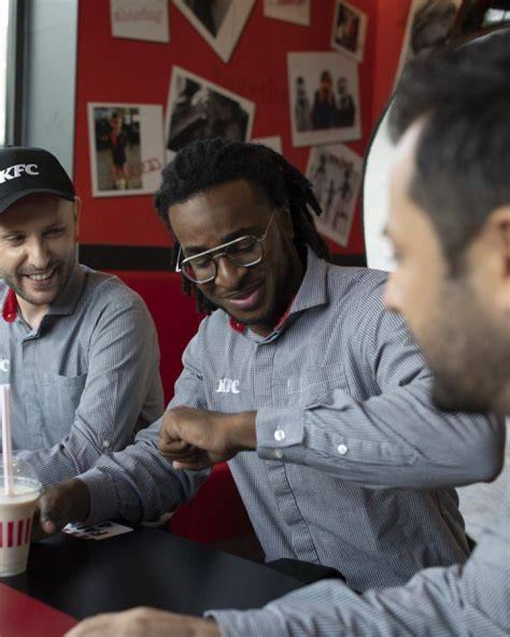 What does a manager at KFC earn?