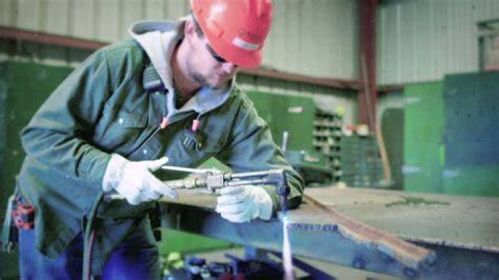 What does a millwright do Canada?