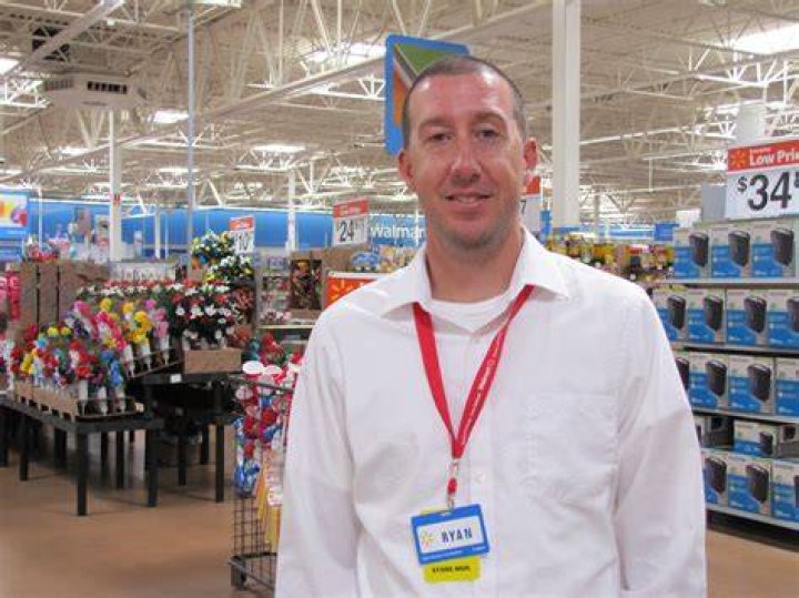What does a Walmart co-manager do?