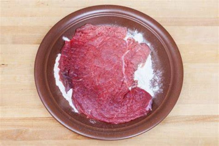 What does cornstarch do to meat?