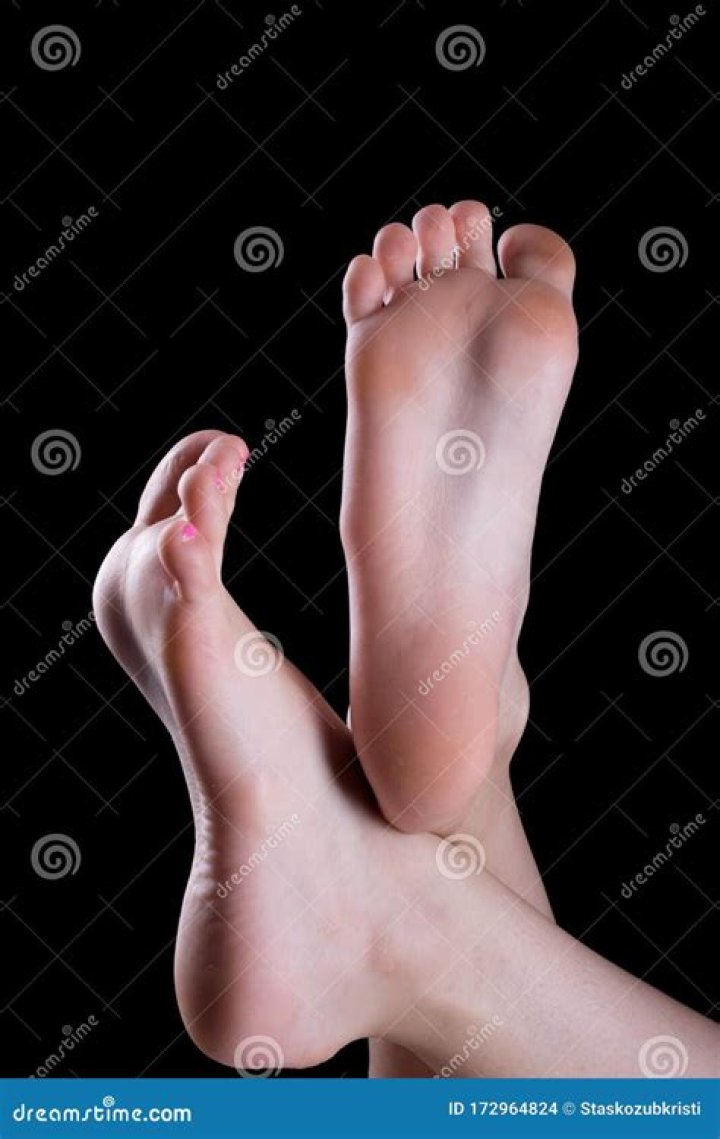 What does it mean when a woman shows you her feet?