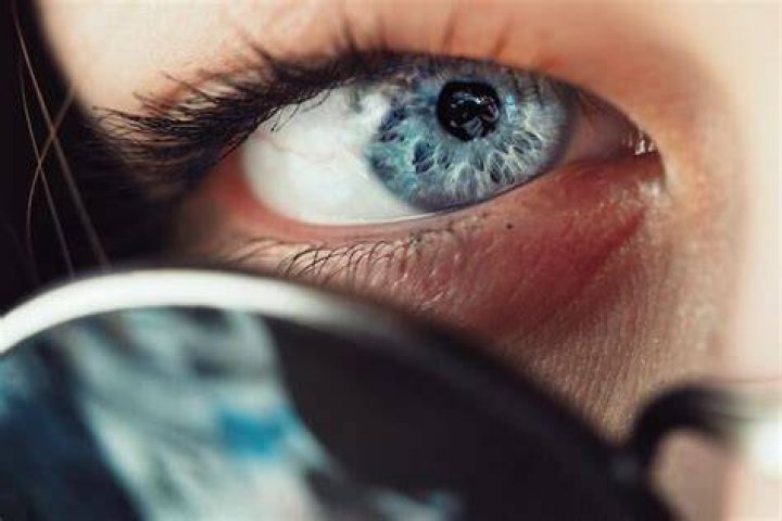 What does it mean when you keep locking eyes with someone?