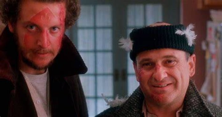 What does Marv say in French in Home Alone 2?