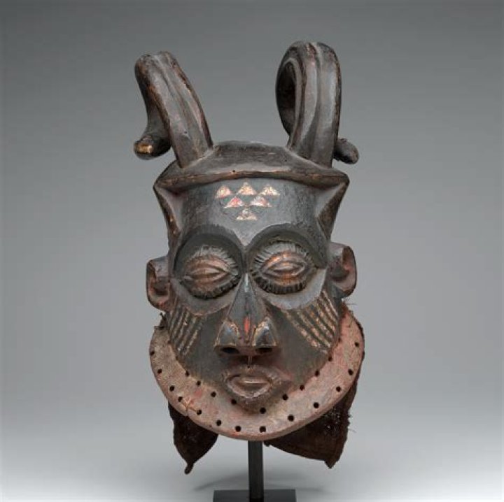 What does the Luba mask represent?