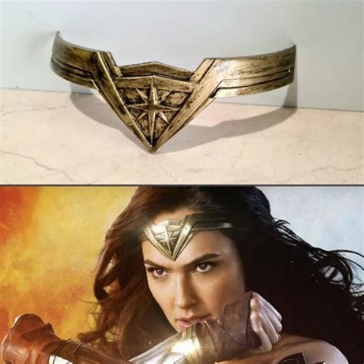 What does Wonder Woman's tiara do?