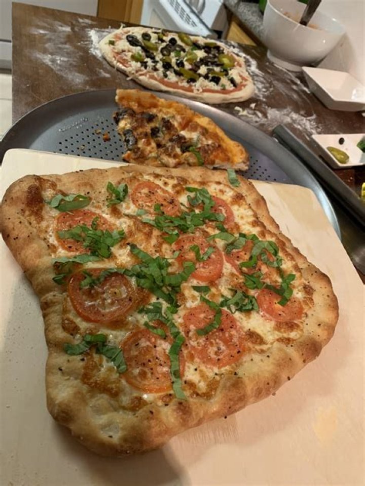 What gives pizza its flavor?