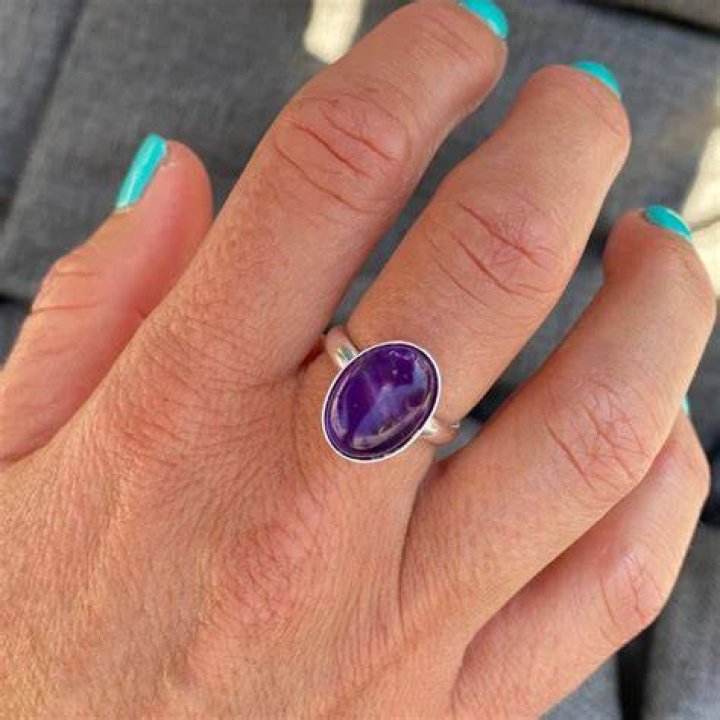 What hand do you wear an amethyst ring on?