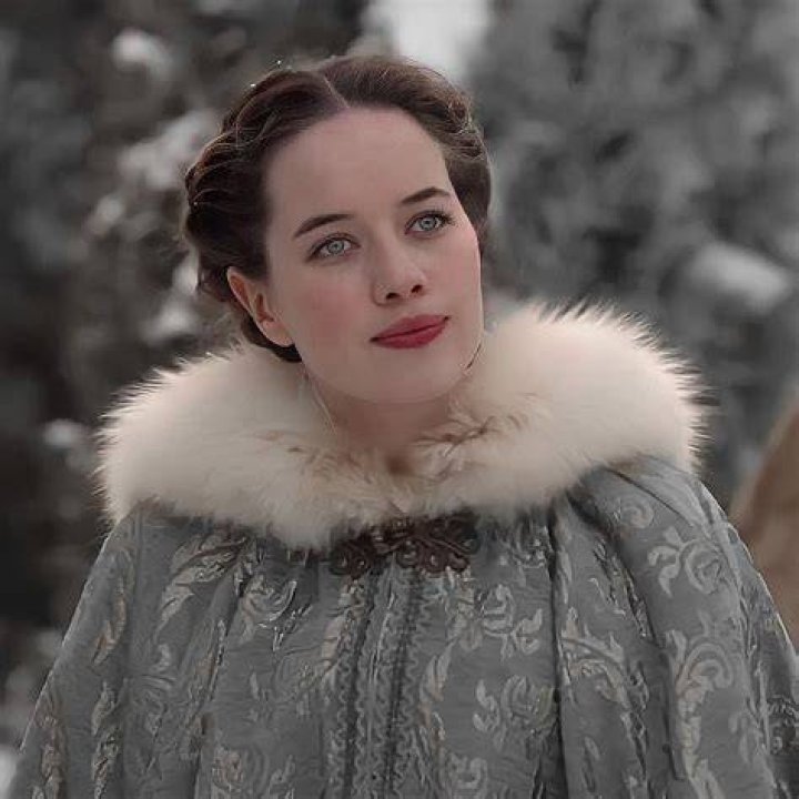 What happens to Lola's child in Reign?