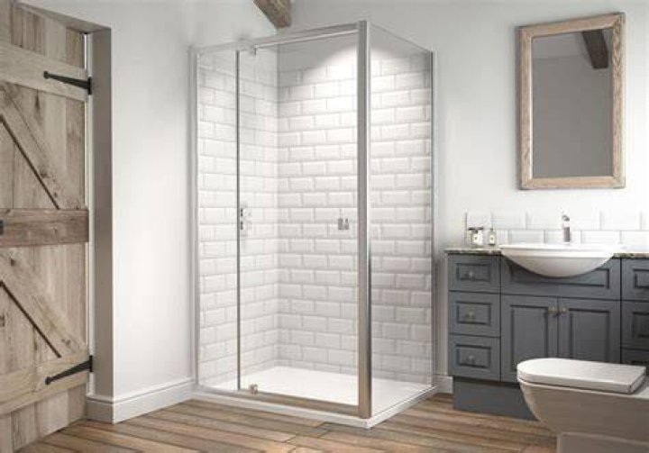 What is a pivot shower?