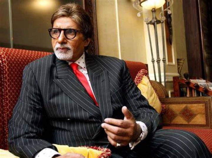 What is monthly income of Amitabh Bachchan?