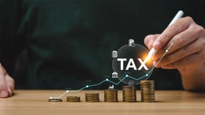 What is PE in income tax?