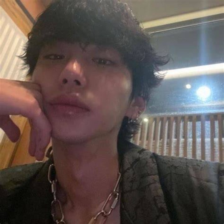 What is Taehyung's brother Instagram?