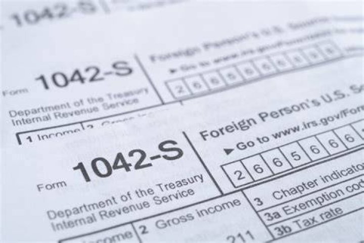 What is the difference between 1042s and 1099?